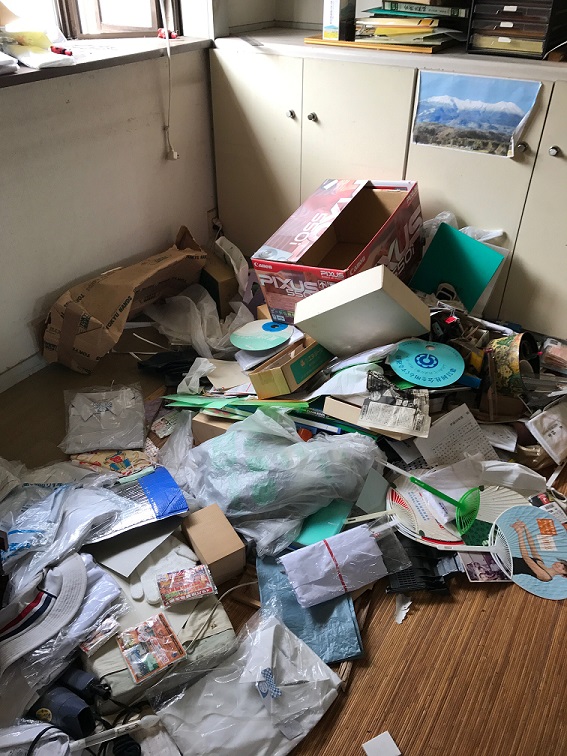 Cleaning up the garbage scattered in the room Disposal of oversized