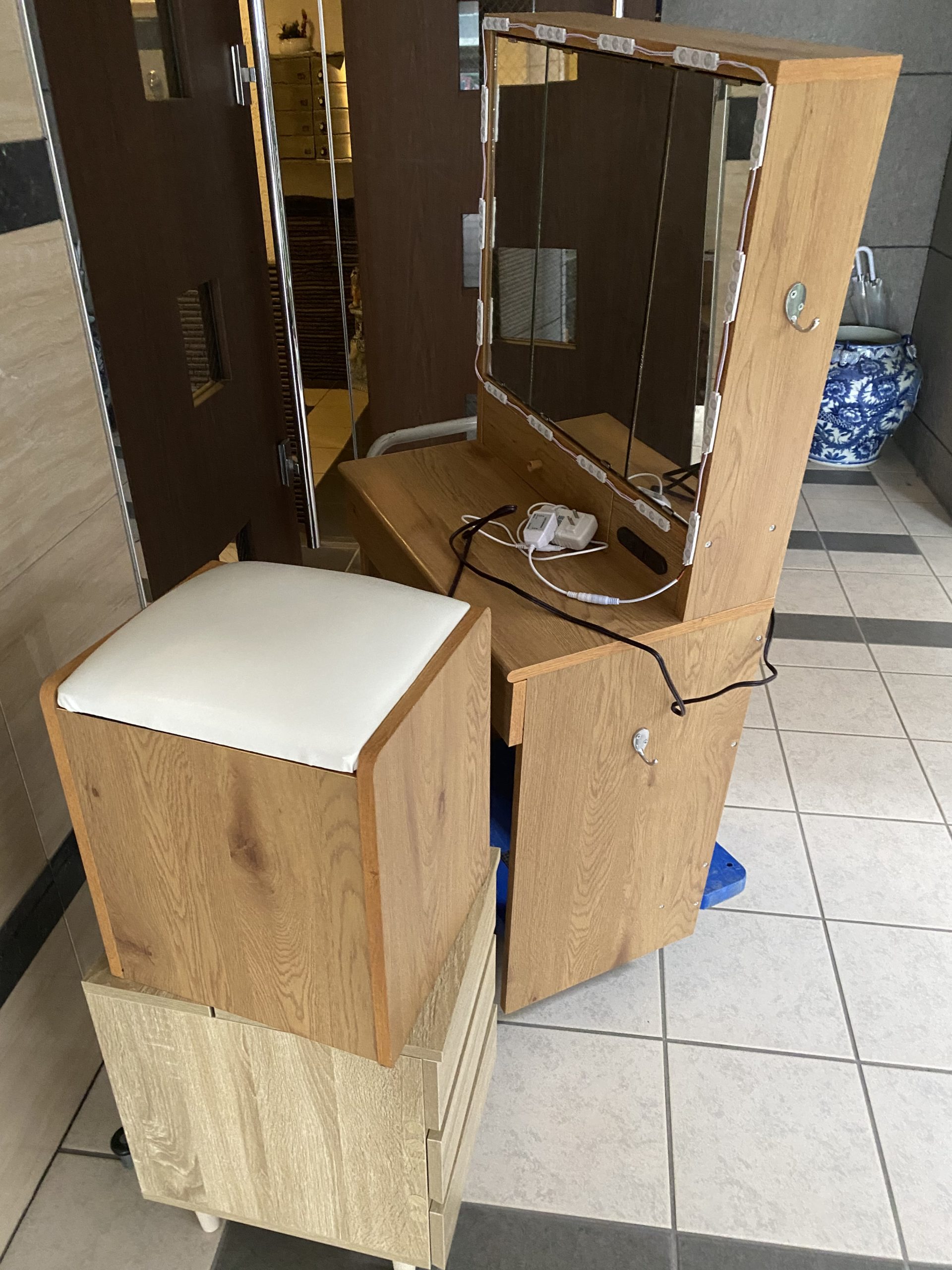 Collection and disposal of dressers and drawers from Koto Ward